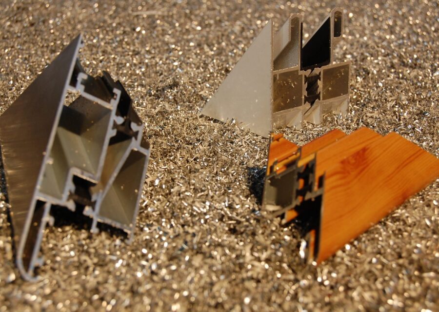 Perfiles de aluminio recién cortados, con la rotura térmica a la vista