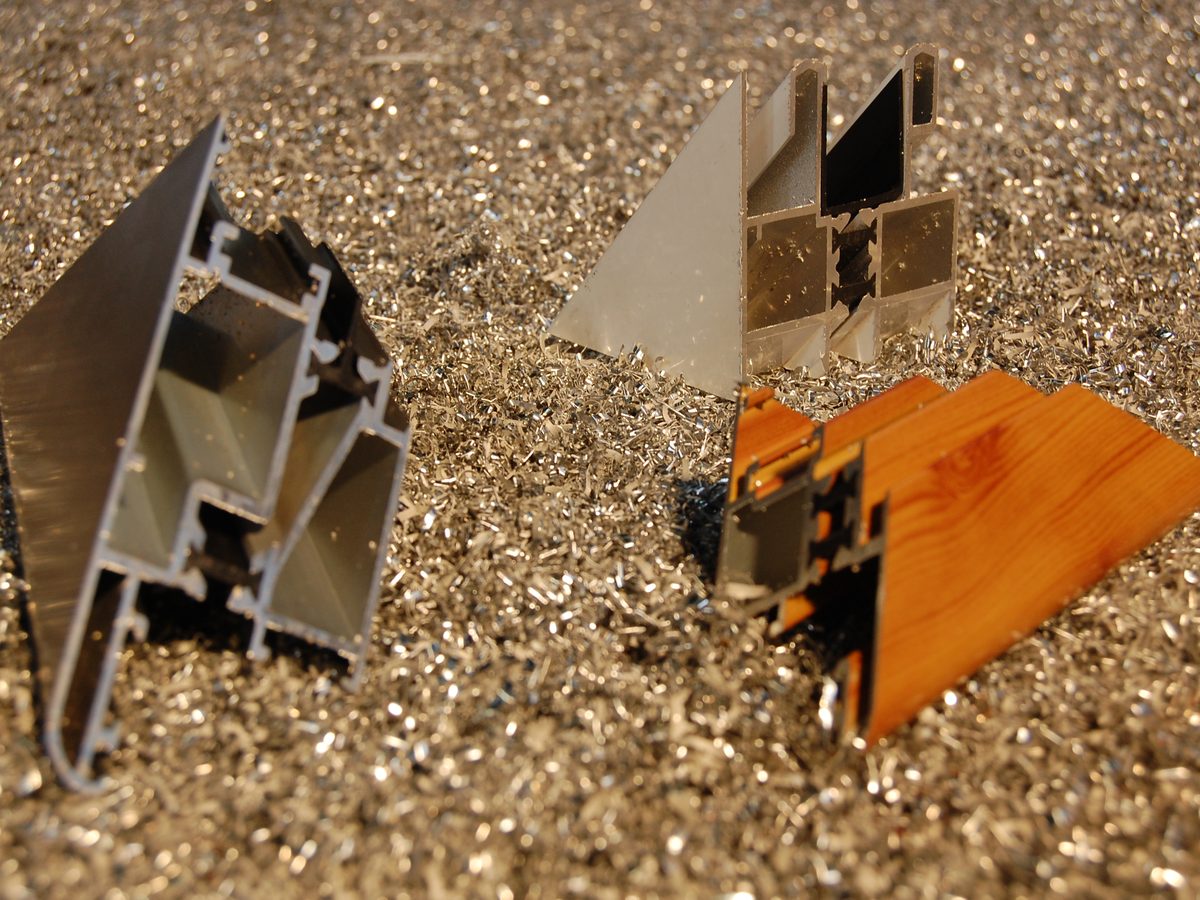 Perfiles de aluminio recién cortados, con la rotura térmica a la vista
